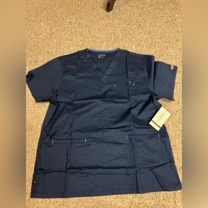 NWT Men’s med couture scrub top
